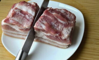 Как быстро и вкусно засолить грудинку в домашних условиях? Свиную грудинку промываем, обсушиваем и глубоко надрезаем.
