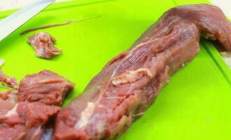 Как приготовить классическую бастурму в домашних условиях? Мясную вырезку очищаем ножом от жилок и лишнего жира.