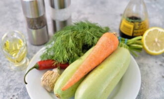 Как сделать вкусные кабачки по-корейски быстрого приготовления? Подготавливаем ингредиенты и переходим к нарезке. Для закуски обязательно используем молодые овощи.