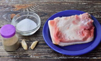 Как засолить сало с чесноком в домашних условиях? Выкладываем на стол продукты, перечисленные выше.