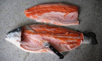 Как быстро и вкусно засолить форель в домашних условиях? Тушку форели разделайте, отделите филе от костей и кожи.