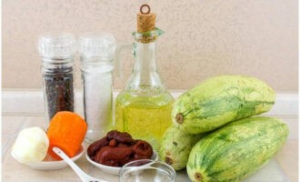 Как приготовить кабачковую икру на сковороде, чтобы сразу есть? Для ускорения процесса и собственного удобства, выкладываем на рабочую поверхность все необходимое.