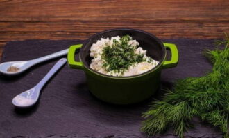 Как приготовить простые и вкусные тарталетки с начинкой на праздничный стол? Укроп ополаскиваем водой и стряхиваем излишки влаги, мелко шинкуем и смешиваем с творожным сыром, добавив соль и черный перец.