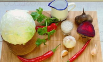 Как приготовить классическую капусту по-грузински со свеклой? Перед началом процесса, выкладываем на стол все необходимые продукты.