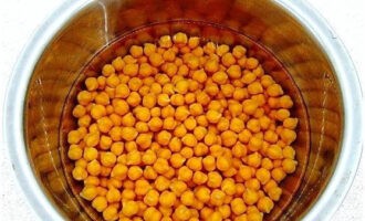 Фалафель легко можно приготовить в домашних условиях. Предварительно нут замачиваем в холодной воде. Оставляем на ночь.