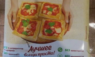 Тарталетки из слоеного теста очень легко можно приготовить в домашних условиях. В данном рецепте мы будем использовать готовое слоеное тесто. Размораживать его необходимо осторожно, строго следуя инструкции изготовителя, указанной на упаковке.